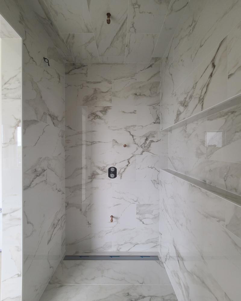 Full Tiled Bathroom With Niche